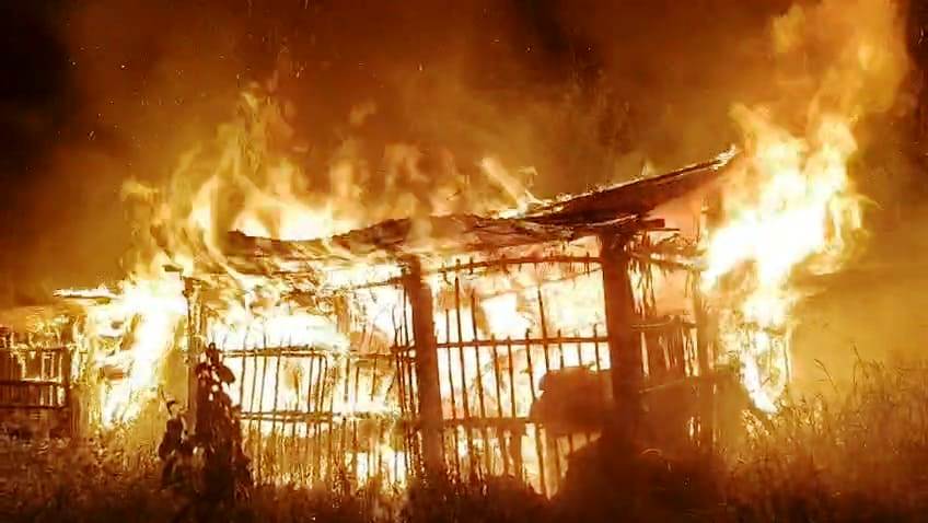 बछवाड़ा के बेगमसराय गांव में शॉर्ट सर्किट से फूस की दुकान जलकर खाक, बिजली विभाग की लापरवाही पर ग्रामीणों में आक्रोश 5
