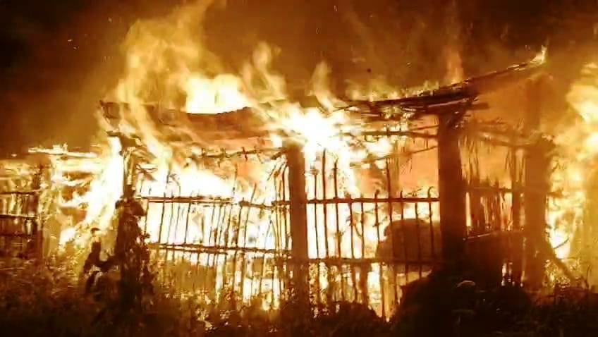 बछवाड़ा के बेगमसराय गांव में शॉर्ट सर्किट से फूस की दुकान जलकर खाक, बिजली विभाग की लापरवाही पर ग्रामीणों में आक्रोश 2