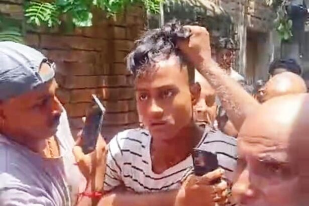 बेगूसराय: साहेबपुरकमाल में हथियार के साथ हंगामा कर रहे युवक को ग्रामीणों ने पकड़ा, पिटाई का वीडियो वायरल 3