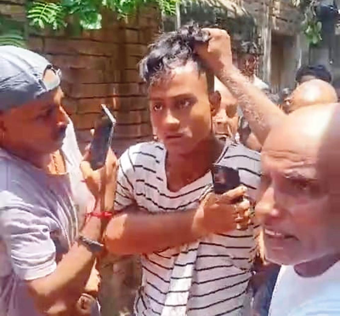 बेगूसराय: साहेबपुरकमाल में हथियार के साथ हंगामा कर रहे युवक को ग्रामीणों ने पकड़ा, पिटाई का वीडियो वायरल 5