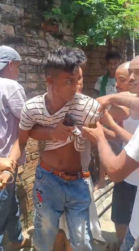 बेगूसराय: साहेबपुरकमाल में हथियार के साथ हंगामा कर रहे युवक को ग्रामीणों ने पकड़ा, पिटाई का वीडियो वायरल 2