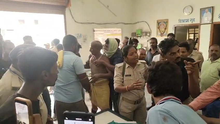 समस्तीपुर: करंट से बिजलीकर्मी की मौत के बाद बवाल, परिजनों ने हत्या का आरोप लगाकर पटेल मैदान गोलंबर पर किया सड़क जाम 2