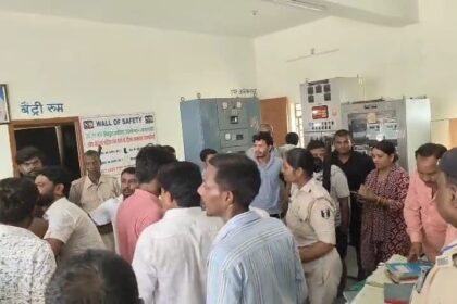 समस्तीपुर: करंट से बिजलीकर्मी की मौत के बाद बवाल, परिजनों ने हत्या का आरोप लगाकर पटेल मैदान गोलंबर पर किया सड़क जाम 16