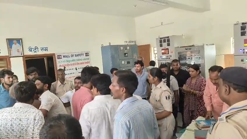 समस्तीपुर: करंट से बिजलीकर्मी की मौत के बाद बवाल, परिजनों ने हत्या का आरोप लगाकर पटेल मैदान गोलंबर पर किया सड़क जाम 7