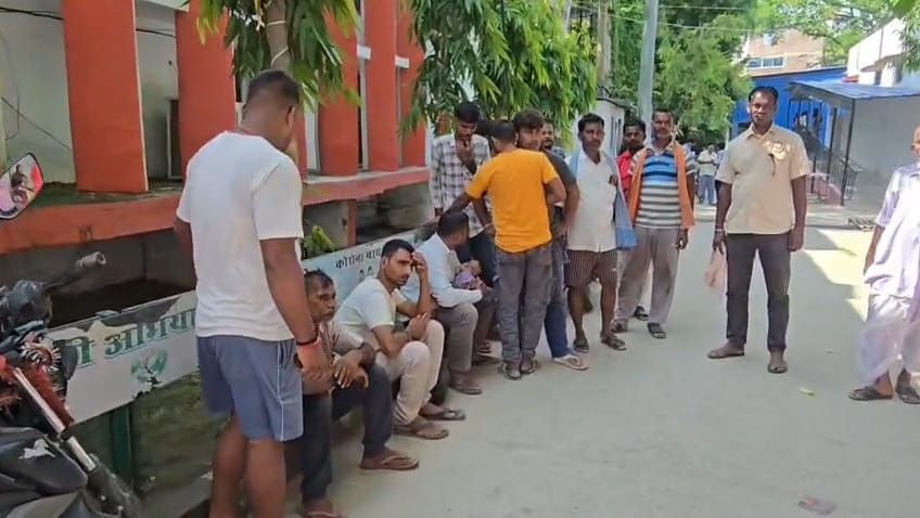 बेगूसराय में सनसनीखेज वारदात: बांध किनारे मिला युवक का शव, धारदार हथियार से हत्या का आरोप 2