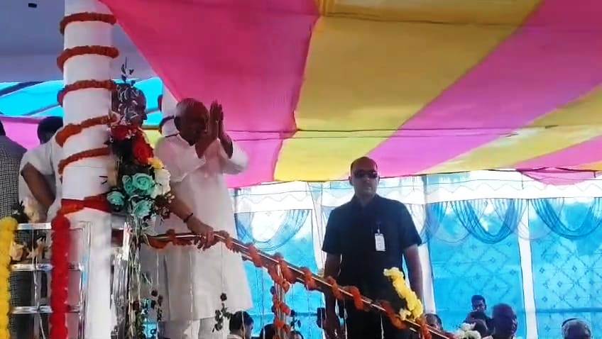 नालंदा: पूर्व सीएम सह राज्यसभा सांसद नीतीश कुमार पहुंचे रहुई प्रखंड के सोनसा गांव,जेडीयू कार्यकर्ता स्व केदार प्रसाद और पत्नी स्व सरस्वती देवी के प्रतिमा का किया अनावरण 2