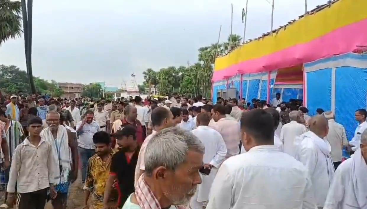 नालंदा: पूर्व सीएम सह राज्यसभा सांसद नीतीश कुमार पहुंचे रहुई प्रखंड के सोनसा गांव,जेडीयू कार्यकर्ता स्व केदार प्रसाद और पत्नी स्व सरस्वती देवी के प्रतिमा का किया अनावरण 3