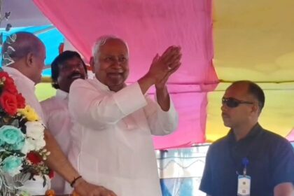 नालंदा: पूर्व सीएम सह राज्यसभा सांसद नीतीश कुमार पहुंचे रहुई प्रखंड के सोनसा गांव,जेडीयू कार्यकर्ता स्व केदार प्रसाद और पत्नी स्व सरस्वती देवी के प्रतिमा का किया अनावरण 2