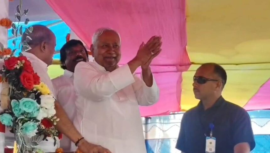 नालंदा: पूर्व सीएम सह राज्यसभा सांसद नीतीश कुमार पहुंचे रहुई प्रखंड के सोनसा गांव,जेडीयू कार्यकर्ता स्व केदार प्रसाद और पत्नी स्व सरस्वती देवी के प्रतिमा का किया अनावरण 1