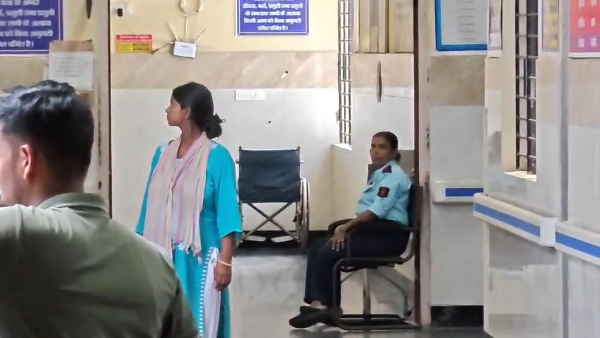 नालंदा: मॉडल अस्पताल में खून के नाम पर प्रसूता के परिजनों से 13 हजार लेने का आरोप,महिला गार्ड जांच के घेरे में, अस्पताल प्रशासन ने शुरू की जांच,13 हजार लेकर भी कराया रक्तदान 2