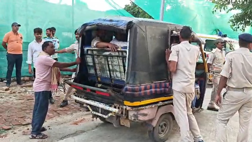 नूरसराय पुलिस ने बाइक लूटकांड का खुलासा, 5 आरोपी गिरफ्तार, मेडिकल के दौरान सदर अस्पताल में आरोपियों का हंगामा, खुद को बताया 'कॉकरेच जनता पार्टी का सदस्य 3