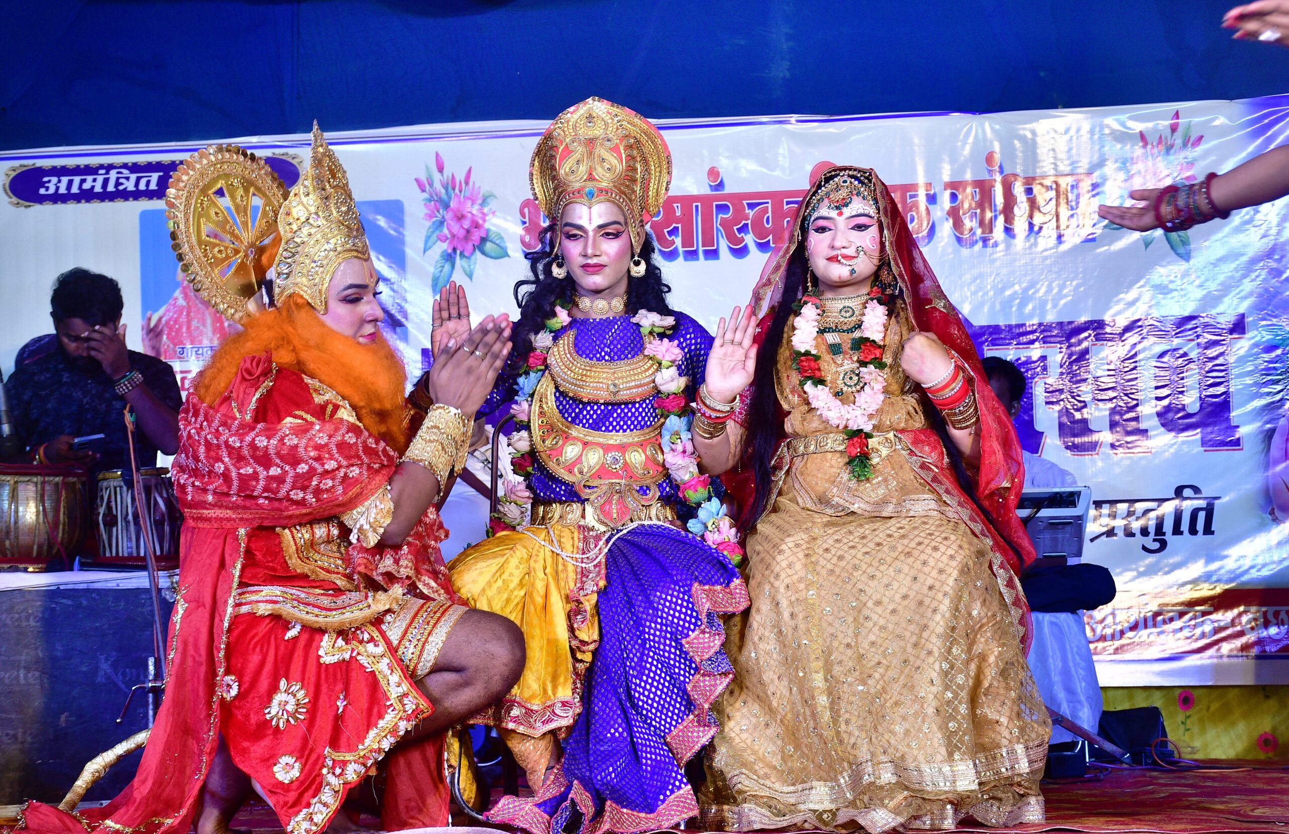 झमटिया धाम में सुर और आस्था का महासंगम: पत्रकार संघ के 'सावन महोत्सव' में रात भर झूमे हजारों कांवरिए, शिवमय हुआ गंगा तट 4