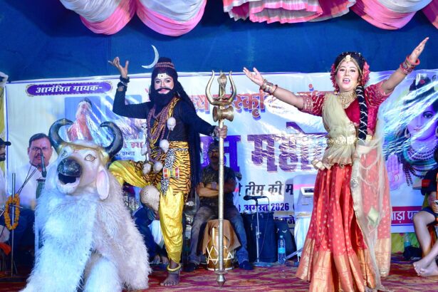 झमटिया धाम में सुर और आस्था का महासंगम: पत्रकार संघ के 'सावन महोत्सव' में रात भर झूमे हजारों कांवरिए, शिवमय हुआ गंगा तट 1