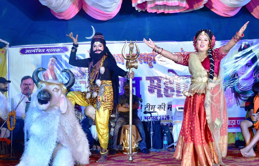 झमटिया धाम में सुर और आस्था का महासंगम: पत्रकार संघ के 'सावन महोत्सव' में रात भर झूमे हजारों कांवरिए, शिवमय हुआ गंगा तट 1