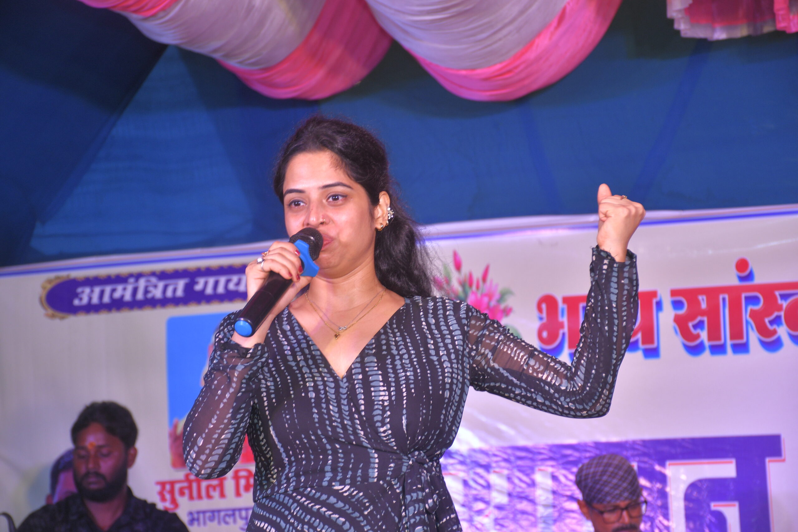 झमटिया धाम में सुर और आस्था का महासंगम: पत्रकार संघ के 'सावन महोत्सव' में रात भर झूमे हजारों कांवरिए, शिवमय हुआ गंगा तट 3