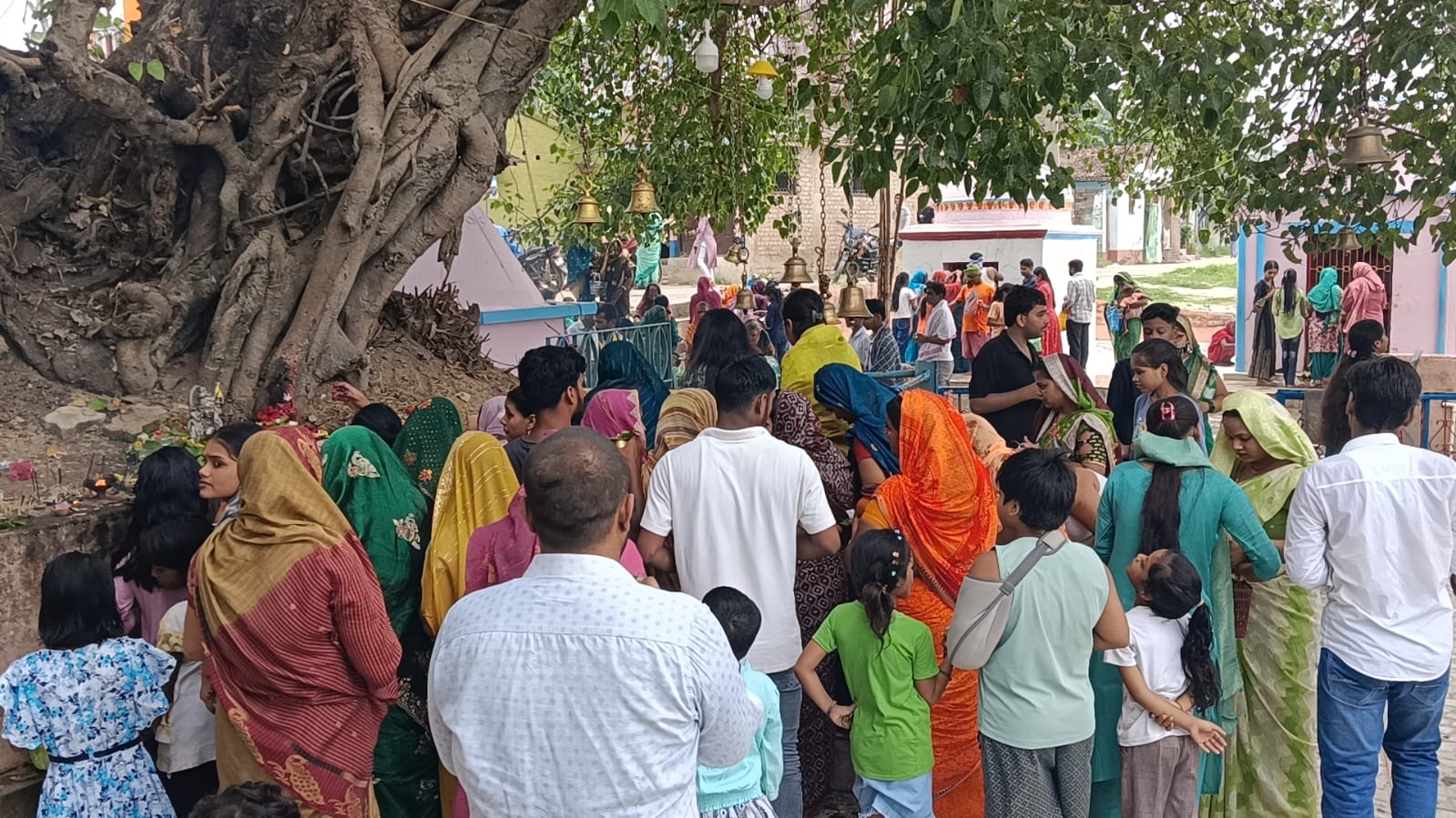 सावन की पहली सोमवारी पर बाबा बनखंडी धाम में उमड़ा आस्था का सैलाब 4
