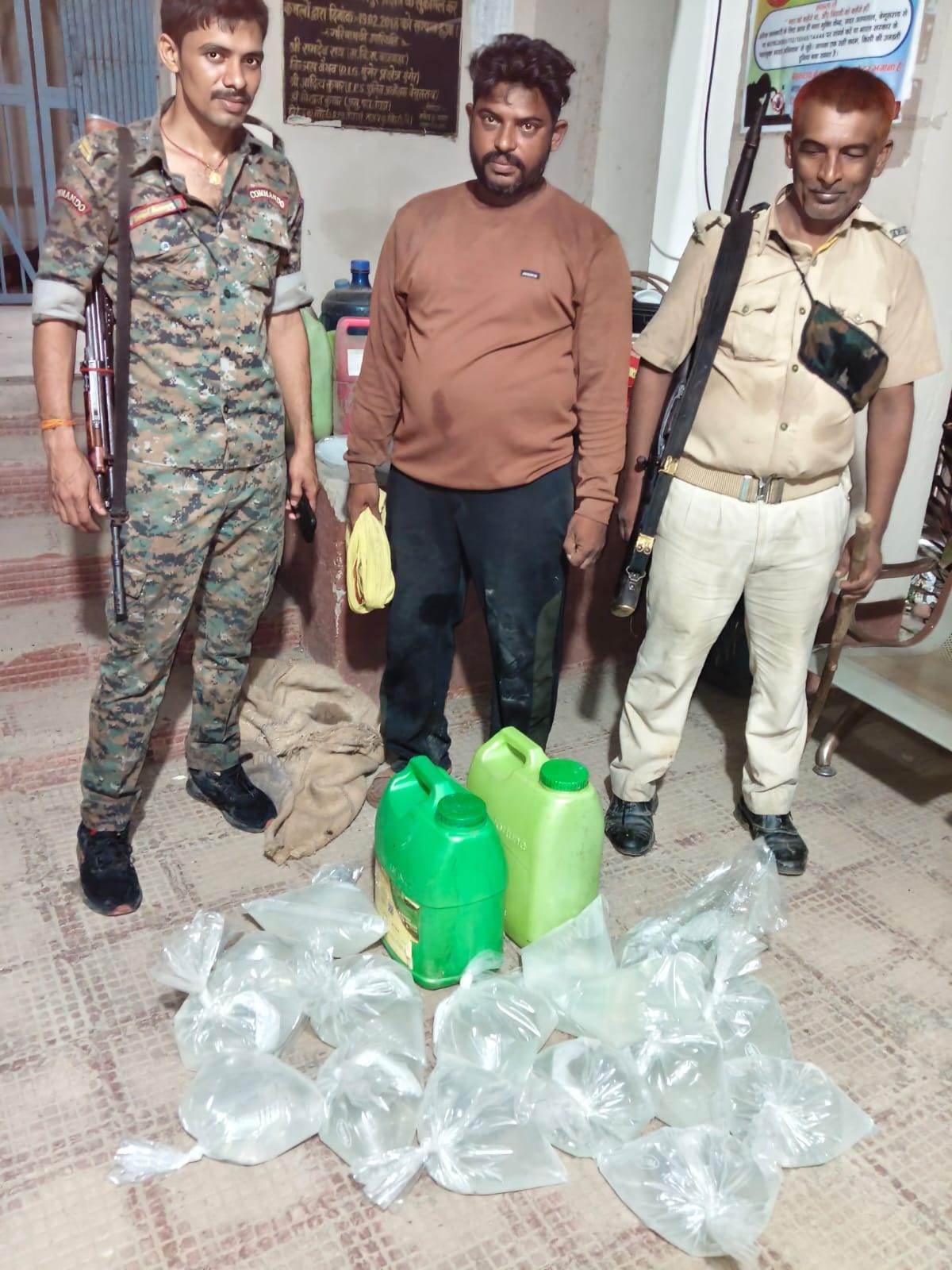 62 लीटर देशी चुलाई शराब के साथ कारोबारी युवक गिरफ्तार   12