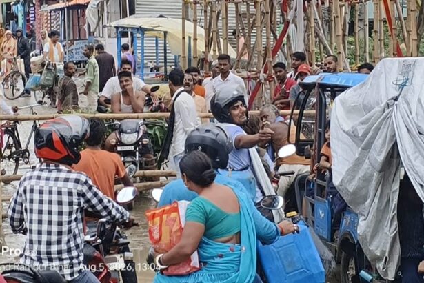 वीरपुर बाजार में जलजमाव और कीचड़ से आक्रोशित लोगों ने किया सड़क जाम, जन्माष्टमी को लेकर बांस से रोका यातायात 1