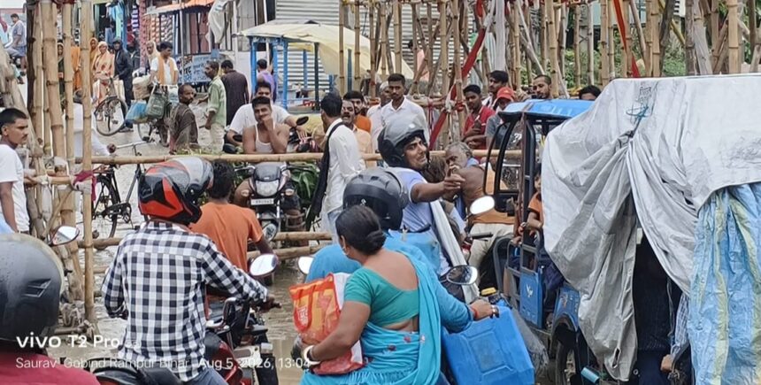 वीरपुर बाजार में जलजमाव और कीचड़ से आक्रोशित लोगों ने किया सड़क जाम, जन्माष्टमी को लेकर बांस से रोका यातायात 1