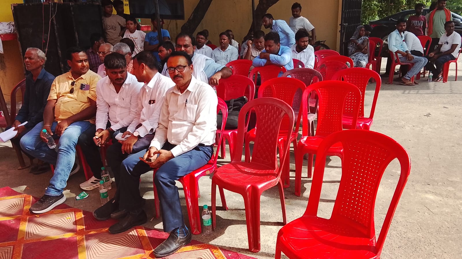 समस्तीपुर: वारिसनगर के शेखोपुर पंचायत में लगा सहयोग शिविर, प्रचार-प्रसार के अभाव में खाली रहीं कुर्सियां; ग्रामीणों से अधिक दिखे अधिकारी 2