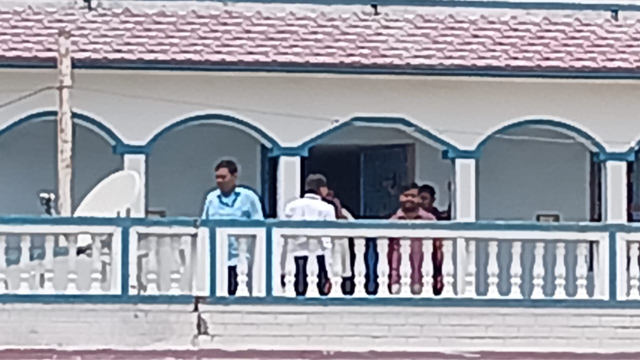 बेगूसराय में EOU की बड़ी कार्रवाई: शिक्षा विभाग के डिप्टी डायरेक्टर अजय कुमार सिंह के पैतृक आवास पर सुबह से छापेमारी जारी 2