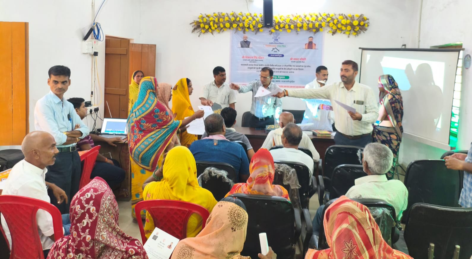 वीरपुर: प्रधानमंत्री आवास योजना के 18 लाभुकों को मिली चाबी, 10 को स्वीकृति पत्र और 9 को शुभकामना संदेश वितरित 2