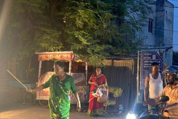 समस्तीपुर में ट्रैफिक पुलिस नदारद: भीषण जाम में फंसी जनता तो सपना किन्नर ने संभाला मोर्चा, खुलवाया रास्ता 3