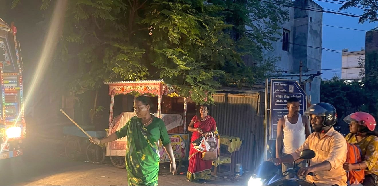 समस्तीपुर में ट्रैफिक पुलिस नदारद: भीषण जाम में फंसी जनता तो सपना किन्नर ने संभाला मोर्चा, खुलवाया रास्ता 9