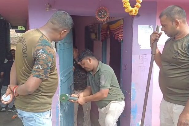 समस्तीपुर: जस्सी हत्याकांड के फरार आरोपियों के घर कुर्की-जब्ती, पुलिस ने उखाड़े चौखट और चापाकल 1