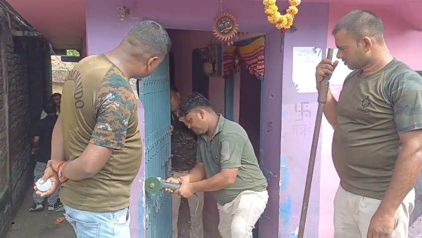 समस्तीपुर: जस्सी हत्याकांड के फरार आरोपियों के घर कुर्की-जब्ती, पुलिस ने उखाड़े चौखट और चापाकल 4