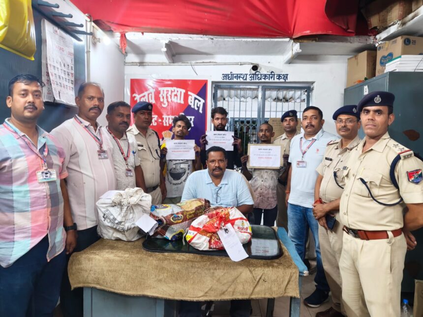 समस्तीपुर DRM दफ्तर में चोरी का खुलासा: RPF ने दो चोर और कबाड़/बर्तन दुकानदार को दबोचा, कॉपर पाइप व तार बरामद 1
