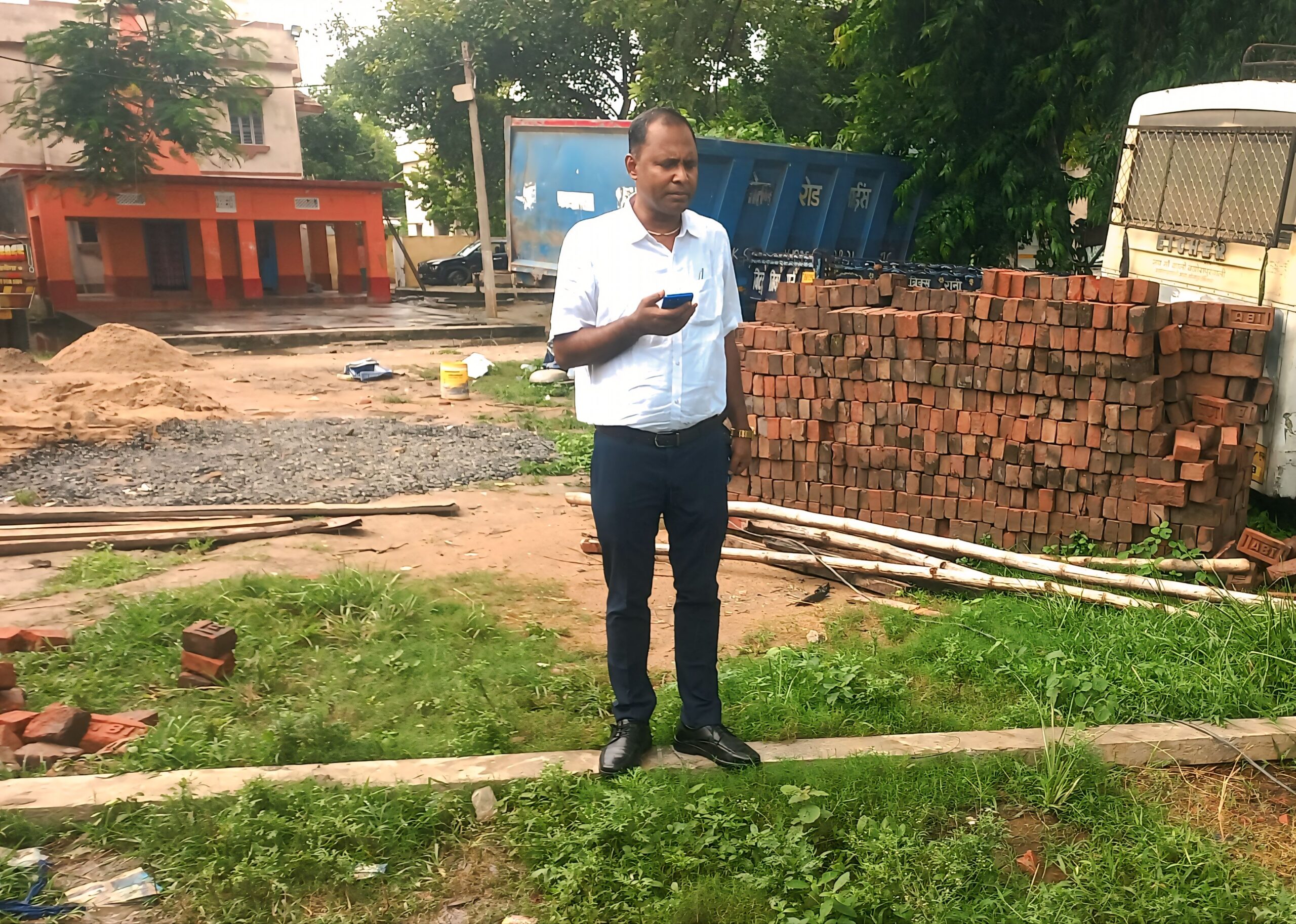 बछवाड़ा: थाना परिसर की चारदीवारी निर्माण में घटिया सामग्री का खेल, ग्रामीणों की शिकायत पर BDO ने की जांच 3