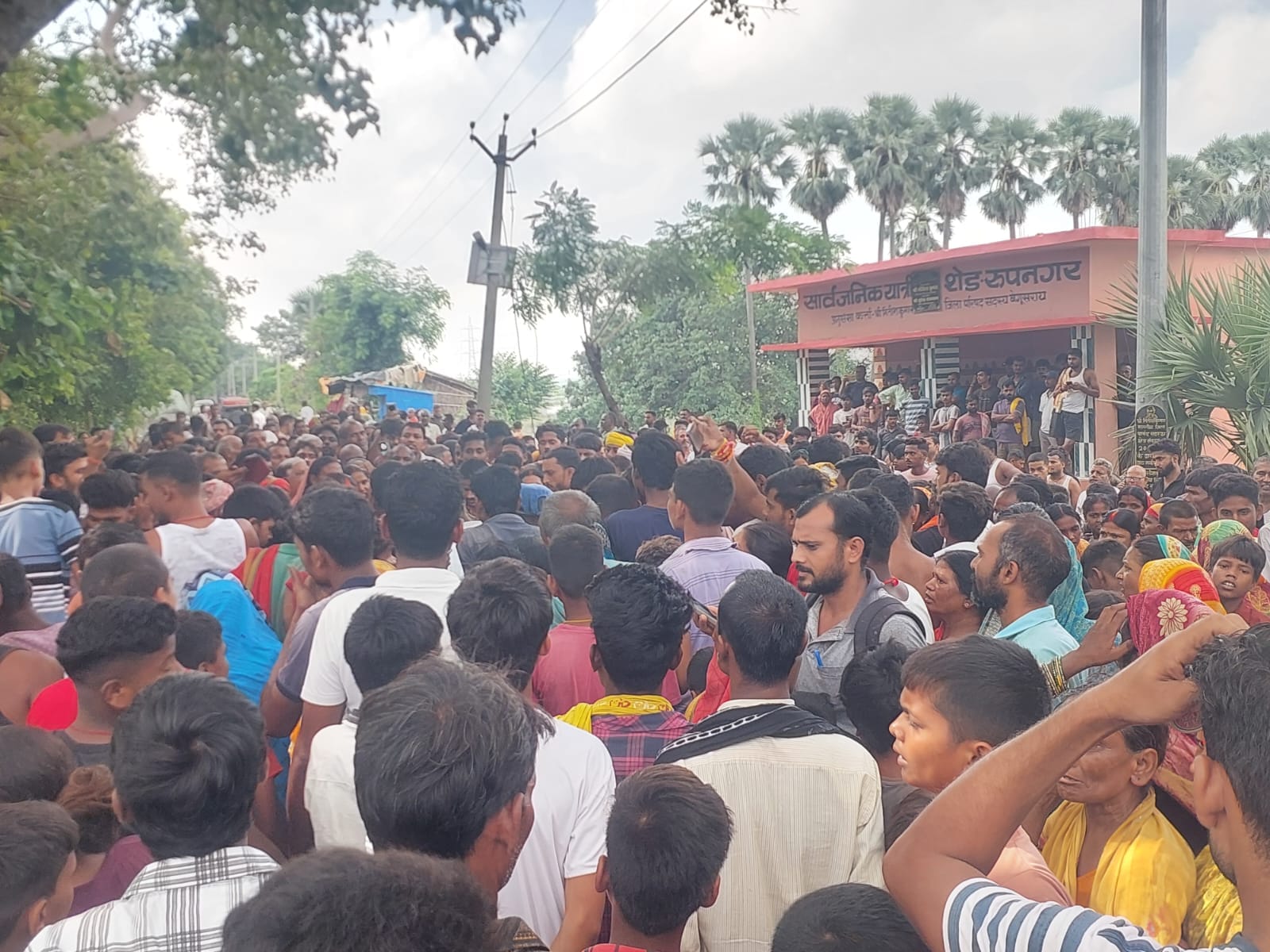 चकिया: रूपनगर घाट पर गंगा स्नान के दौरान 10वीं के छात्र की डूबने से मौत, तीन को स्थानीय लोगों ने बचाया 9