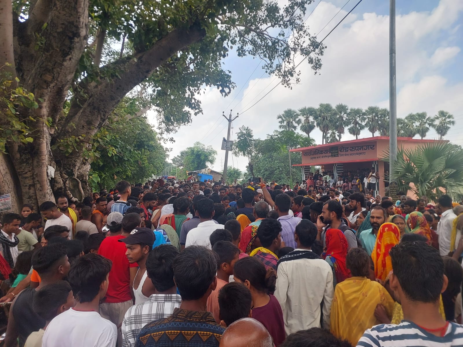 चकिया: रूपनगर घाट पर गंगा स्नान के दौरान 10वीं के छात्र की डूबने से मौत, तीन को स्थानीय लोगों ने बचाया 2