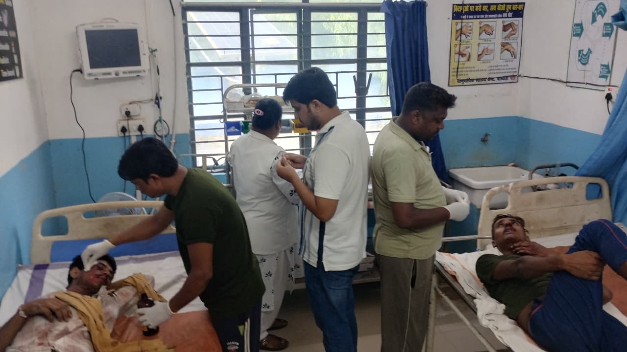 बेगूसराय के बछवाड़ा में दो बाइक के जोरदार टक्कर में दोनों बाइक चालक घायल, एक सवार सुरक्षित 6