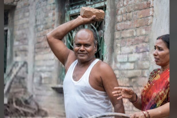 बेगूसराय: फूल तोड़ने गई युवती और उसकी मां पर दबंगों का हमला, लाठी-डंडे और ईंट-पत्थर से पीटा; वीडियो आया सामने 3