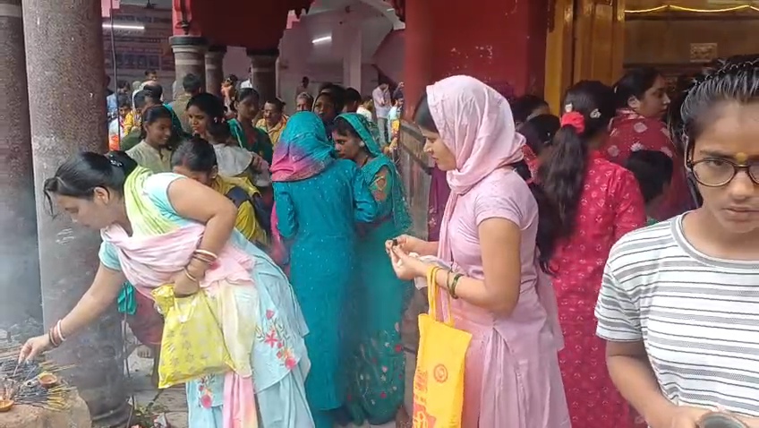 समस्तीपुर: सावन की पहली सोमवारी विद्यापति धाम में भक्तों की भीड़: 1 KM लंबी लाइन, महादेव की आरती के साथ शुरू हुआ जलाभिषेक 1 लाख लोगों के आने की संभावना 2