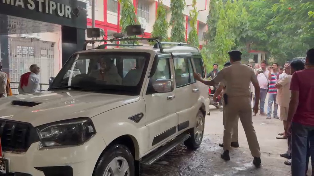 समस्तीपुर: व्यवहार न्यायालय परिसर से पुलिस को चकमा देकर पॉक्सो एक्ट का विचाराधीन कैदी फरार, मची अफरा-तफरी 2