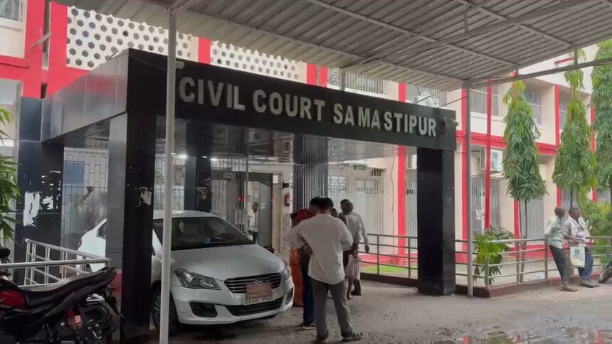 समस्तीपुर: व्यवहार न्यायालय परिसर से पुलिस को चकमा देकर पॉक्सो एक्ट का विचाराधीन कैदी फरार, मची अफरा-तफरी 1