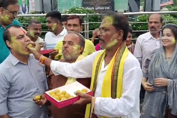 बांकीपुर की जीत पर समस्तीपुर में जश्न: जनसुराज कार्यकर्ताओं ने खेला गुलाल, बांटी मिठाइयां 3