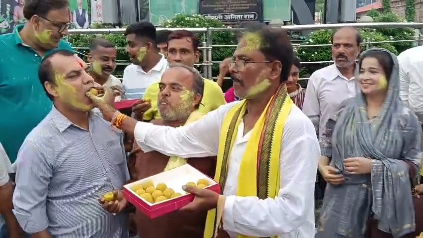 बांकीपुर की जीत पर समस्तीपुर में जश्न: जनसुराज कार्यकर्ताओं ने खेला गुलाल, बांटी मिठाइयां 14