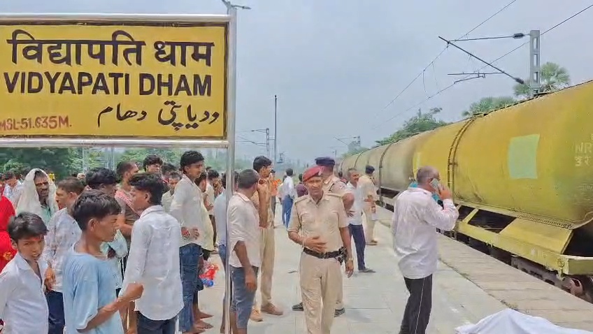 विद्यापति धाम रेलवे स्टेशन पर बड़ा हादसा: हाईटेंशन तार की चपेट में आने से श्रद्धालु की मौत, प्रशासनिक व्यवस्था पर उठे सवाल 6