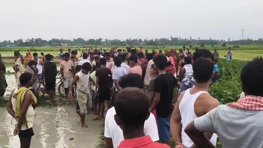 खेत में बैगन तोड़ने गए मां बेटे पर गिरा ठनका,मौके पर ही मौत, एक ग्रामीण भी झुलसा 3