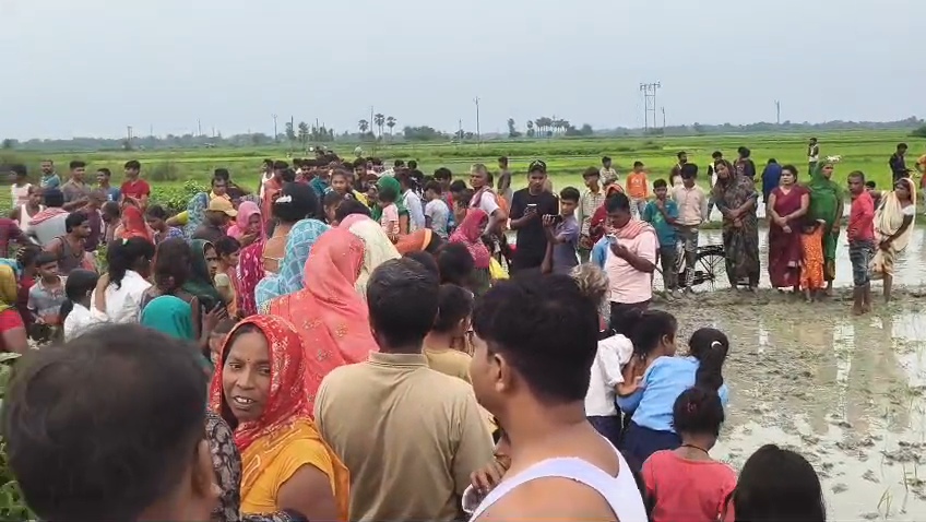 खेत में बैगन तोड़ने गए मां बेटे पर गिरा ठनका,मौके पर ही मौत, एक ग्रामीण भी झुलसा 2