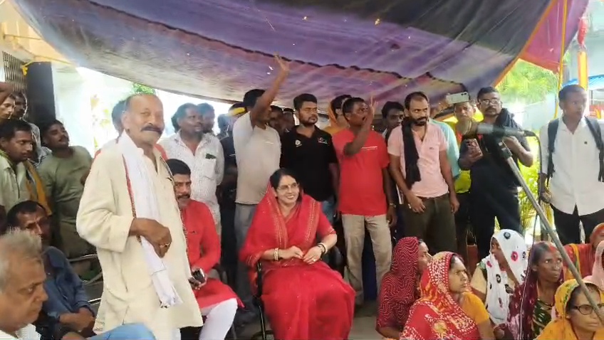 बेगूसराय: स्वच्छता कर्मियों की अनिश्चितकालीन हड़ताल से शहर में लगा गंदगी का अंबार, मेयर पिंकी देवी और पूर्व मेयर ने की मुलाकात 3