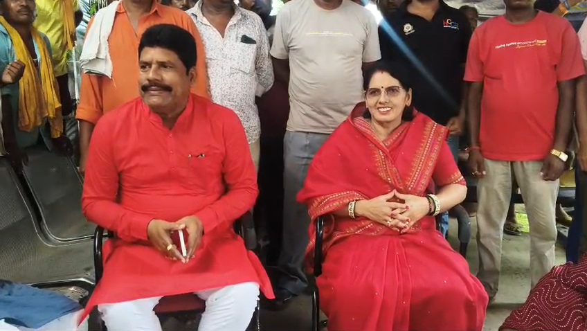 बेगूसराय: स्वच्छता कर्मियों की अनिश्चितकालीन हड़ताल से शहर में लगा गंदगी का अंबार, मेयर पिंकी देवी और पूर्व मेयर ने की मुलाकात 2