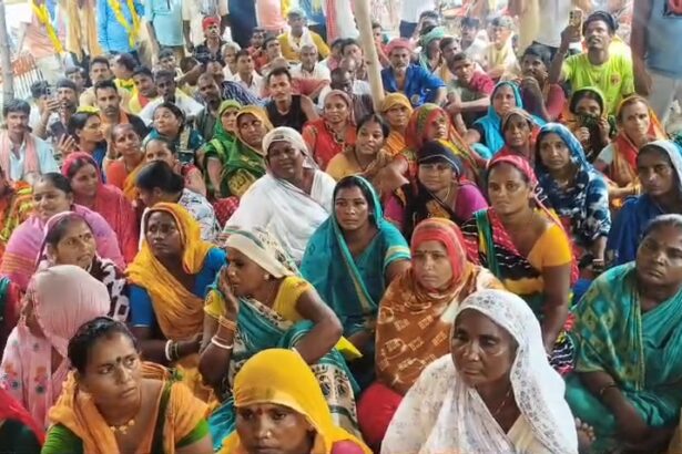 बेगूसराय: स्वच्छता कर्मियों की अनिश्चितकालीन हड़ताल से शहर में लगा गंदगी का अंबार, मेयर पिंकी देवी और पूर्व मेयर ने की मुलाकात 1