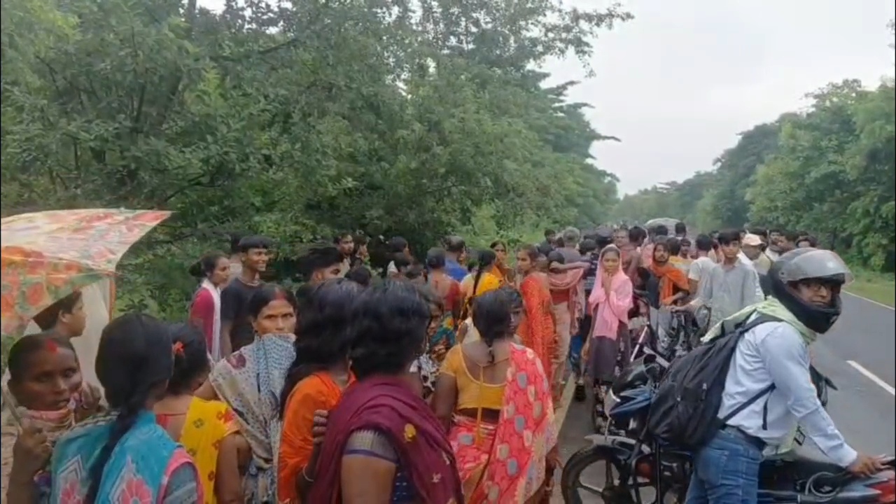 नालंदा: तेज रफ्तार मैजिक वाहन और बाइक की आमने-सामने में हुई टक्कर, बाइक सवार की हुई मौके पर मौत 1