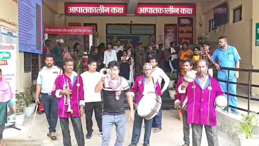 नालंदा सदर अस्पताल के इमरजेंसी वार्ड में गूंजा बैंड-बाजा: तेज धुन से मची अफरा-तफरी, इलाज करा रहे मरीज हुए परेशान 6