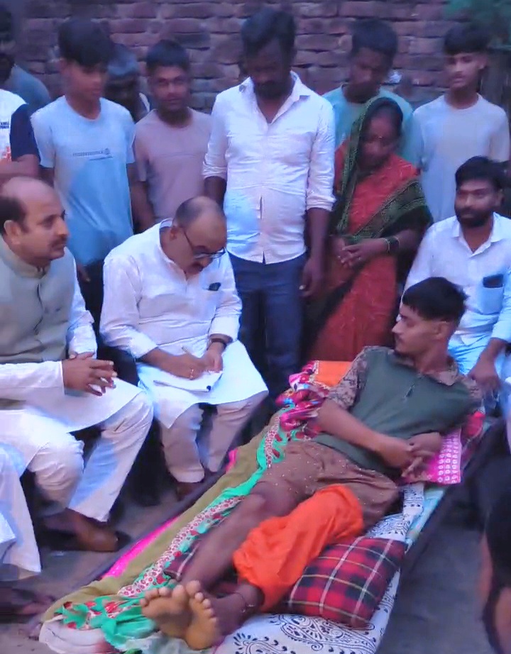 सीवान गोलीकांड: राजद की 7 सदस्यीय जांच टीम ने पीड़ितों से की मुलाकात; न्यायिक जांच, बर्खास्तगी और 25 लाख मुआवजे की मांग 2